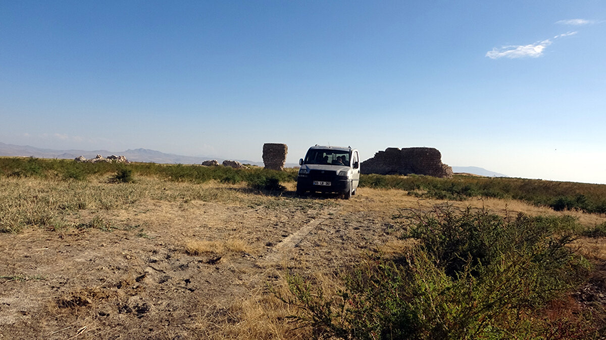 Gölün çekilmesiyle ortaya çıkan kaleyi fotoğraflayan araştırmacı-gazeteci Nihat Çavuşoğlu, yaşanan kuraklık nedeniyle tarihi Erciş Kalesi'nin ortaya çıktığını söyledi. Daha önce fotoğraf çekmek için teknelerle bölgeye geldiğini, ancak suların 6 kilometre çekilmesiyle aynı bölgeye araçla gelip, kaleyi fotoğrafladığını anlatan Çavuşoğlu," Yaklaşık 40 yıldır ilçede gazetecilik yapıyorum. 1990'lı yıllarda Van Gölü'nün yükselmesiyle birlikte tarihi Erciş Kalesi sular altında kaldı.
