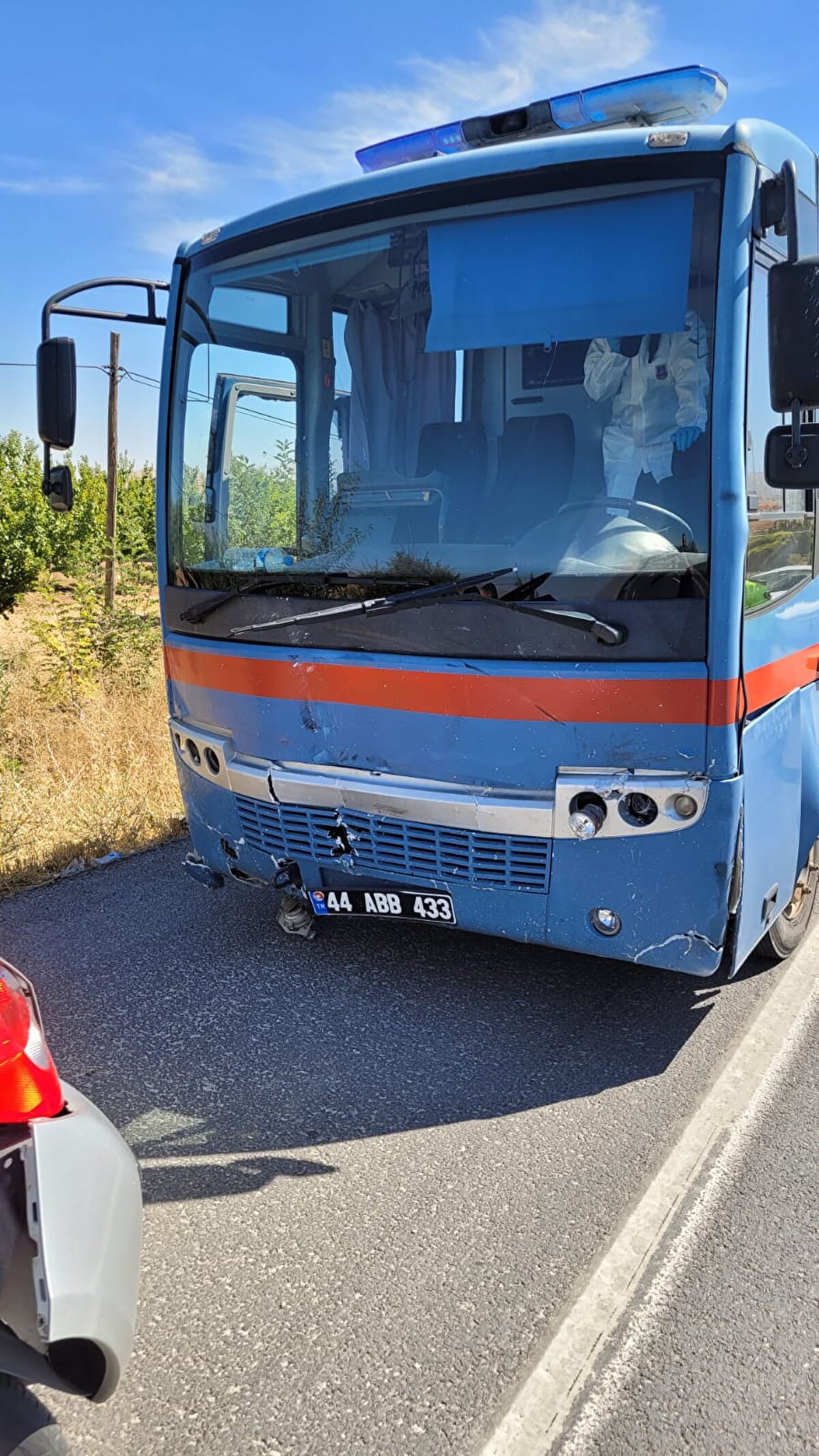 İddiaya göre, Kayseri yönüne giden Mehmet Hakan K. (34) yönetimindeki 44 ABB 433 plakalı cezaevi nakil aracı, aniden dönüş alarak yön değiştirdiği öne sürülen Hanifi Şengül'ün kullandığı 01 JP 426 plakalı otomobille çarpıştı.