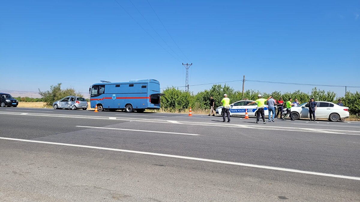 Cezaevi aracındaki 2 mahkum ve 2 askeri personel ile otomobilin sürücüsü Hanifi Şengül yaralandı. Kazayı görenlerin ihbarıyla bölgeye jandarma ve sağlık ekipleri sevk edildi. Yaralılar, olay yerindeki ilk müdahalenin ardından Malatya Eğitim ve Araştırma Hastanesi'ne kaldırıldı.