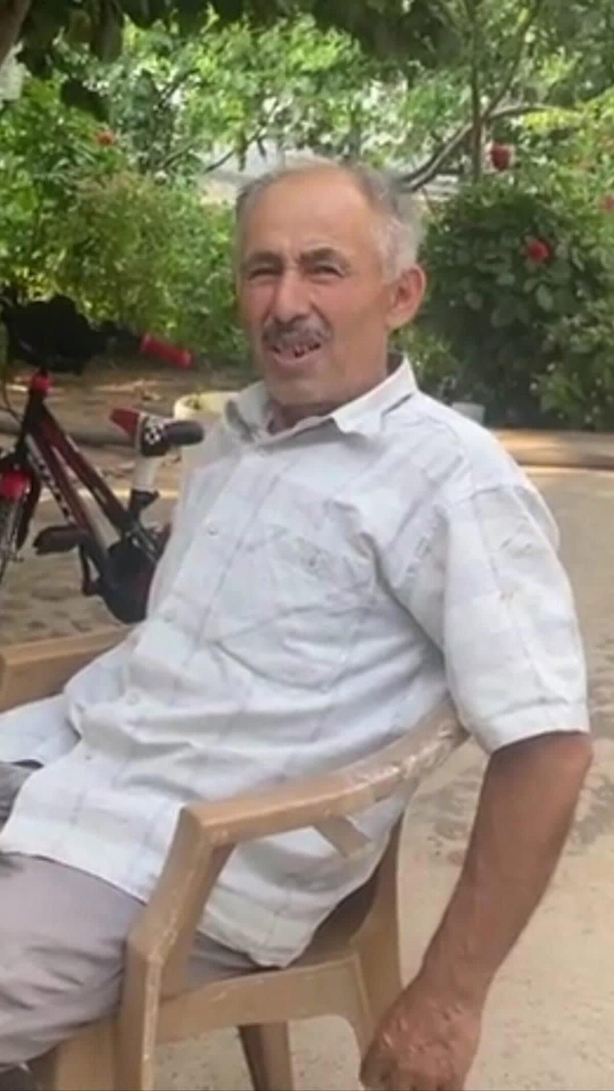 Otomobil, elektrikli bisiklete çarpıp, mezarlığa yuvarlandı 3 ölü