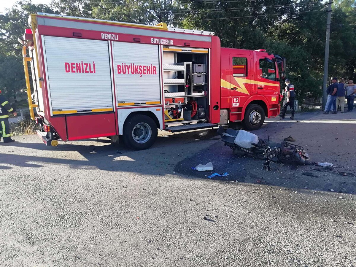 Kontrolden çıkan otomobil, karşı şeride geçerek Adem Gökin yönetimindeki elektrikli bisiklete çarptı. Kazanın etkisiyle savrulan otomobil yol kenarındaki Karahisar Mahalle Mezarlığı'na yuvarlandı. Çevredekilerin ihbarıyla olay yerine acil sağlık, jandarma ve itfaiye ekipleri sevk edildi.
