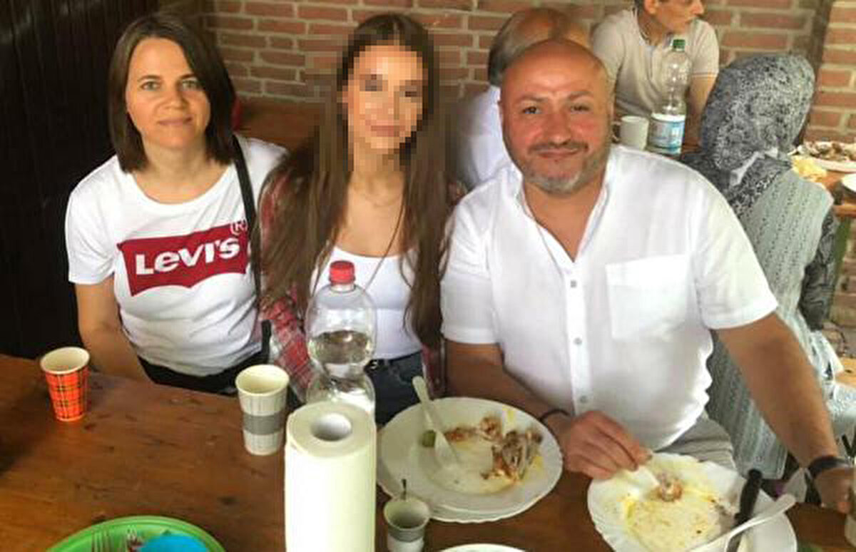 Otomobil, elektrikli bisiklete çarpıp, mezarlığa yuvarlandı 3 ölü