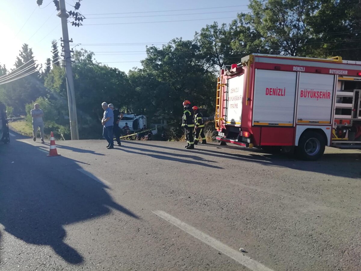 Olay yerine ulaşan acil sağlık ekipleri otomobil sürücüsü Mehmet Şandede ile elektrikli bisiklet sürücüsü Adem Gökin'in hayatını kaybettiğini belirledi. İtfaiye ekipleri otomobildeki Hatice Şandede'yi ağır yaralı olarak çıkardı. Tavas Devlet Hastanesi'ne kaldırılan sürücü Şandede'nin eşi Hatice Şandede, doktorların tüm müdahalesine rağmen hayatını kaybetti. Cumhuriyet savcısı ve jandarma ekiplerinin olay yerinde yaptığı inceleme sonrası Adem Gökin ile Mehmet Şandede'nin cenazeleri otopsi için Tavas Devlet Hastanesi morguna kaldırıldı. Kazayla ilgili soruşturma sürüyor.