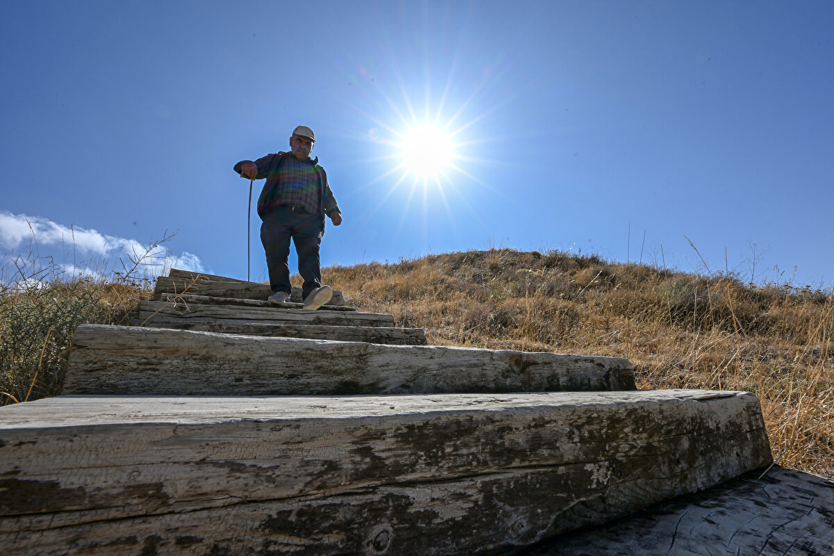 İlçeye bağlı Ayanis Mahallesi'nden, 5 çocuk babası Günini, Urartu Kralı 2. Rusa tarafından Van Gölü'ne hakim tepeye yaptırılan Ayanis Kalesi'ni korumak için yıllardır emek veriyor.<br><br>