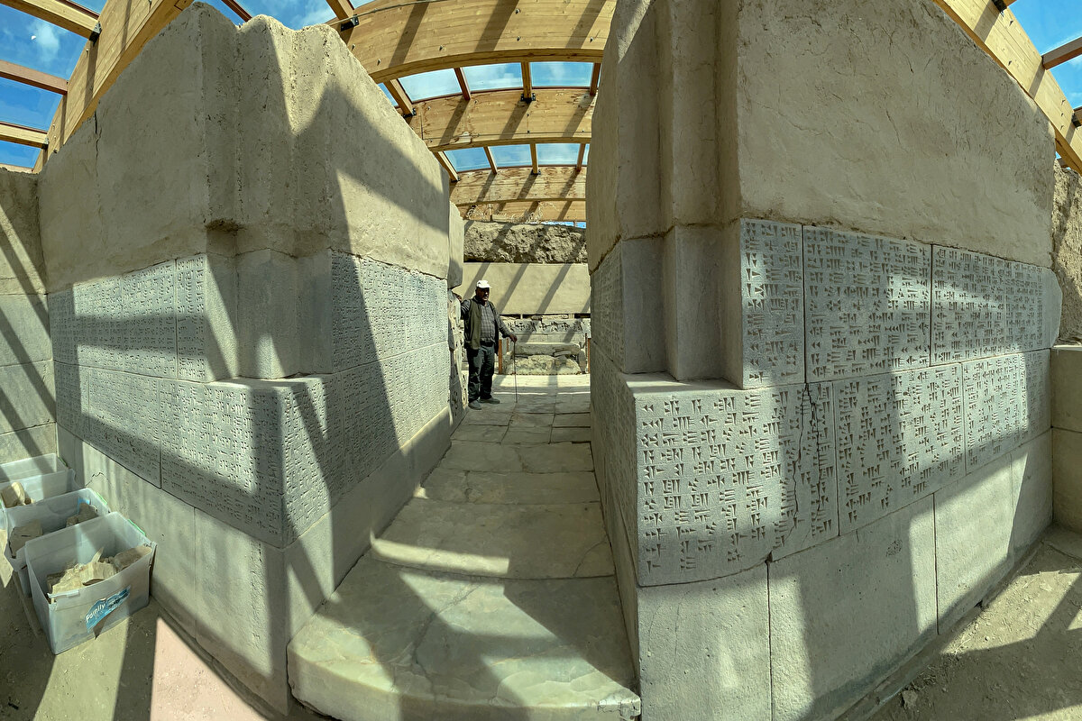 Günün ilk ışıklarıyla evinden çıkıp 2 kilometre yürüyerek ulaştığı kaledeki mesaisine başlayan Günini, süslemeleri, kerpiç duvarları, taş işlemeleriyle Urartuların bugüne ulaşan en görkemli yapılarından biri olarak kabul edilen tarihi mekanda özveriyle görevini sürdürüyor.<br><br>