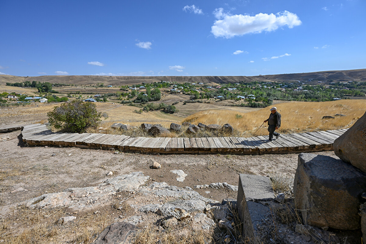 <br>"Gözümüz hiç arkada kalmıyor"<br><br>Kalede yürütülen kazıların başkanlığını yapan, Atatürk Üniversitesi Arkeoloji Bölümü Öğretim Üyesi Prof. Dr. Mehmet Işıklı ise "21 yıldır beraberiz. O bizim için bir bekçi değil, ağabey ve ekipten biri. Sadece kaleyi korumuyor, başımız sıkıştığında da destek oluyor. Gözümüz hiç arkada kalmıyor. Kendi evi gibi burayı koruyor. Bizim için çok özel biri, Ayanis Kalesi ile özdeşleşti." diye konuştu.<br>