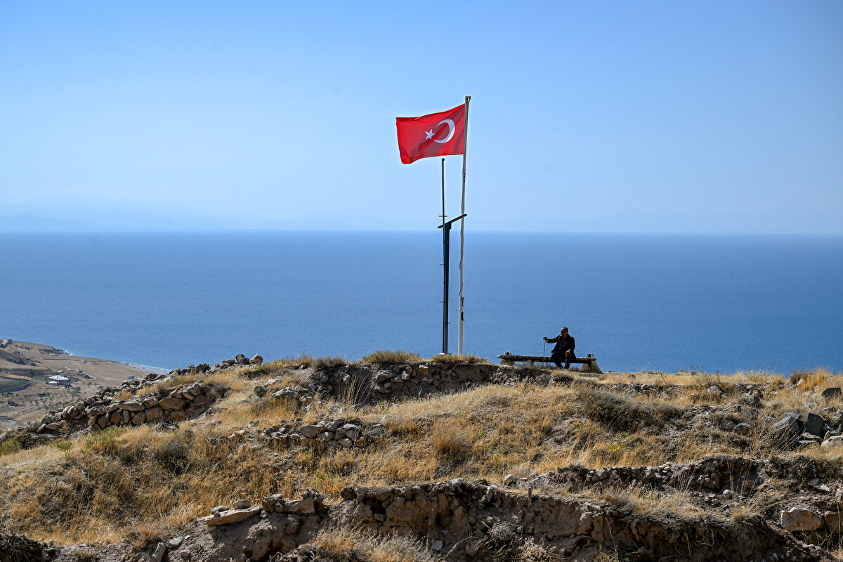 Kazıların sürdüğü kaleyi boş bırakmadığını belirten Günini, şunları kaydetti:<br><br>"Kalede kalp krizi geçirdim. Ona rağmen burayı terk etmedim. Beni hastaneye götürdüler. İkinci gün tekrar görevimin başına geldim. Zor bir görev. Bazen günde 5 kez kalenin zirvesine çıkıyorum. Bazen de evimin bahçesinden dürbünle izliyorum. Sürekli kaleyi gözetliyorum. Burası benim ikinci evim. Burada evimden daha çok zaman geçiriyorum. Çıkan eserleri gözüm gibi koruyorum. Çevre düzenlemesini yaptım. Su az olmasına rağmen bahçemdeki meyve ağaçlarını burada da yetiştirdim."<br>