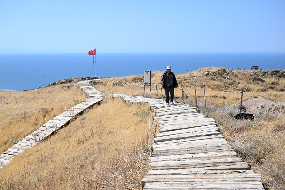 Tarihi mekanı sürekli kontrol ettiğini anlatan Günini, "21 yıldır bu kaledeyim. Evimi, bahçemi nasıl koruyorsam burayı da öyle koruyorum. Bazen gece defineciler geliyor. Özellikle sonbaharda kaçak kazı yapmaya geliyorlar. Gece bazen silahla ateş açarak burada olduğumu hissettiriyorum." dedi.<br><br>