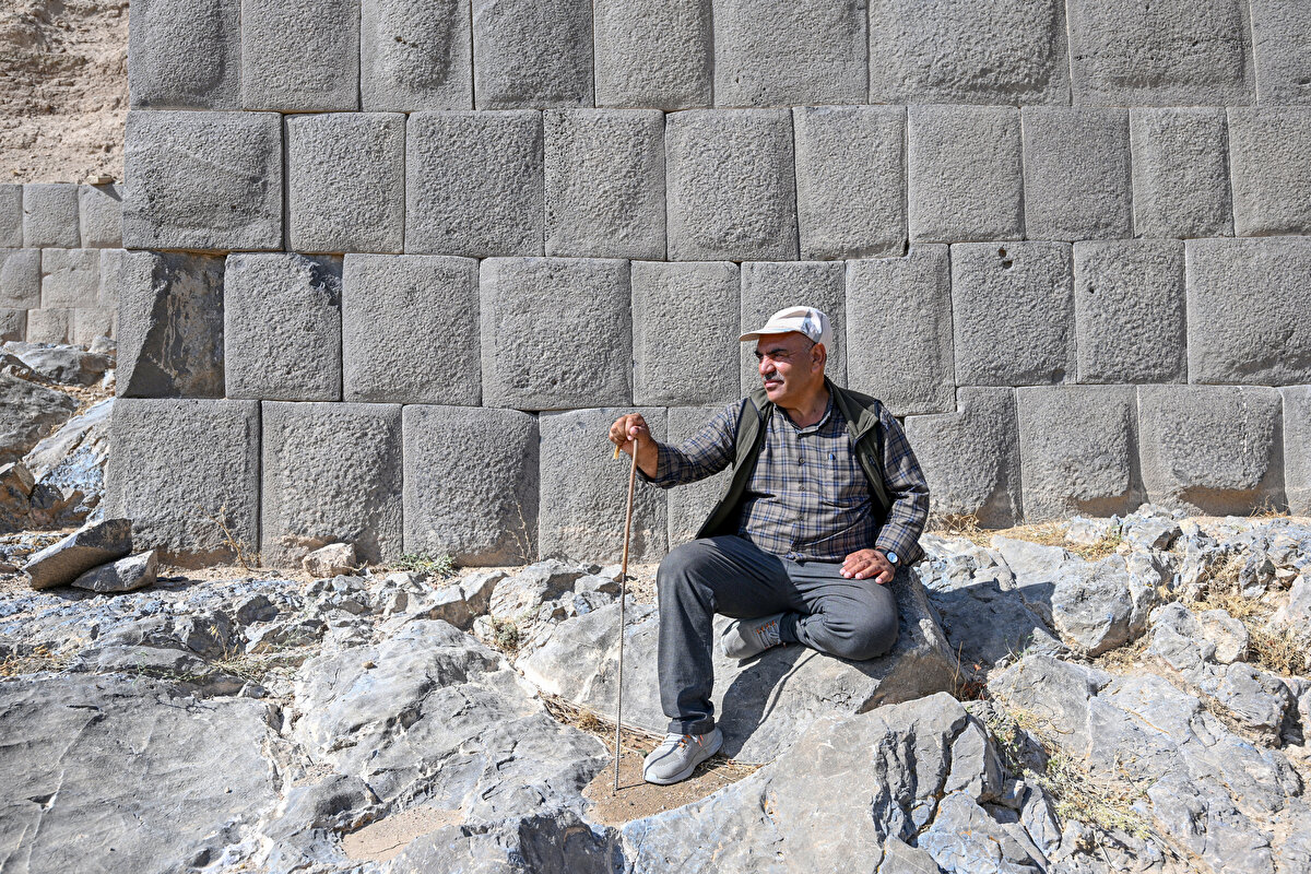 "Çıkan eserleri gözüm gibi koruyorum"<br><br>Veyis Günini, AA muhabirine, ömrünün büyük bölümünü kaleyi koruyarak geçirdiğini söyledi.<br><br>