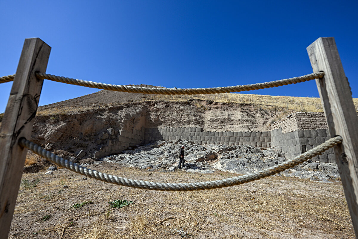 Kültür ve Turizm Bakanlığının izniyle 36 yıldır yürütülen kazılarda ortaya çıkarılan eserleri koruyan, definecilerin zarar vermesini engelleyen Günini, gayreti ve yardımseverliğiyle kazı ekibindekilerin en sevdiği mesai arkadaşlarından biri oldu.<br><br><br>