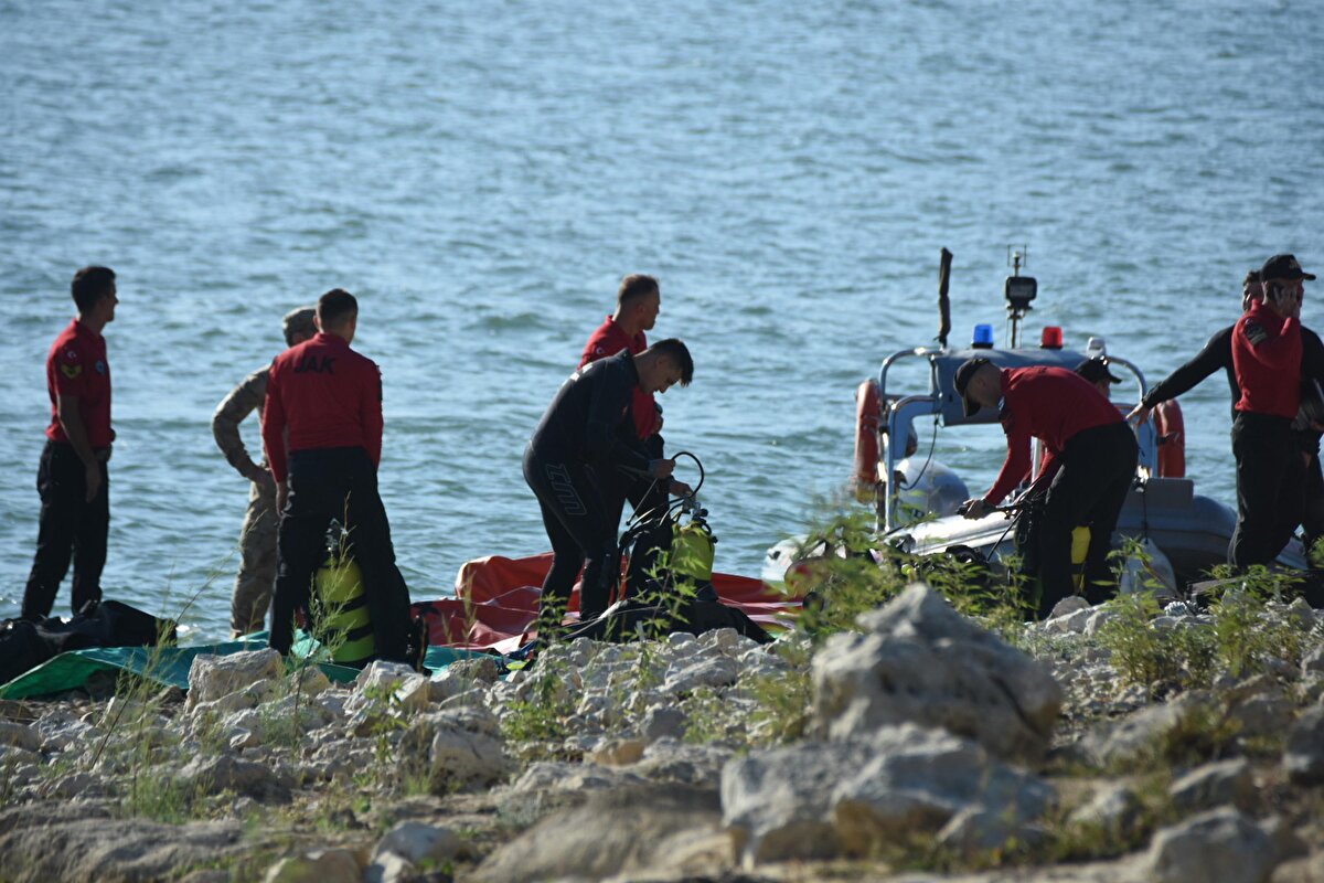 Bölgeye polis, jandarma, itfaiye, sahil güvenlik, AFAD ve UMKE ekipleri sevk edildi.<br><br>Düşen helikopter enkazı ve mürettebat için olayın ardından arama-kurtarma çalışması başlatıldı.<br><br>4 mürettebattan Kırgızistan uyruklu 1 kişi kendi imkanlarıyla yüzerek karaya çıkarken, tedavisi için hastaneye kaldırıldı, sağlık durumunun iyi olduğu bildirildi.