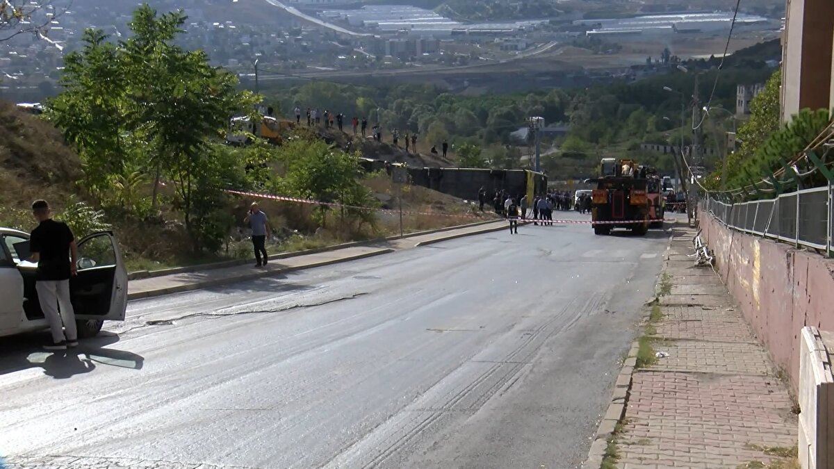 Şoförünün direksiyon hakimiyetini kaybetmesiyle otobüs, bir elektrik direğine çarptı ardından kayarak devrildi. 