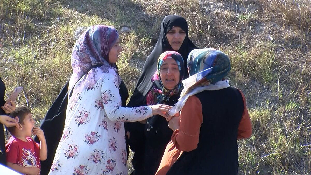 "YOKUŞ ÇIKAMADI"<br><br>Olayı gören ve yaralıları çıkarmaya çalıştığını söyleyen Kazım Akçaova, "Yukarı doğru çıkan otobüs, yokuş çıkamadı, direğe çarparak yan yattı. Kazada 10 kişiye yakın yaralılar vardı. Camları çıkararak yaralıları ambulanslar ile hastaneye gönderdik. Rampa olduğu için otobüs çıkamıyor." dedi.