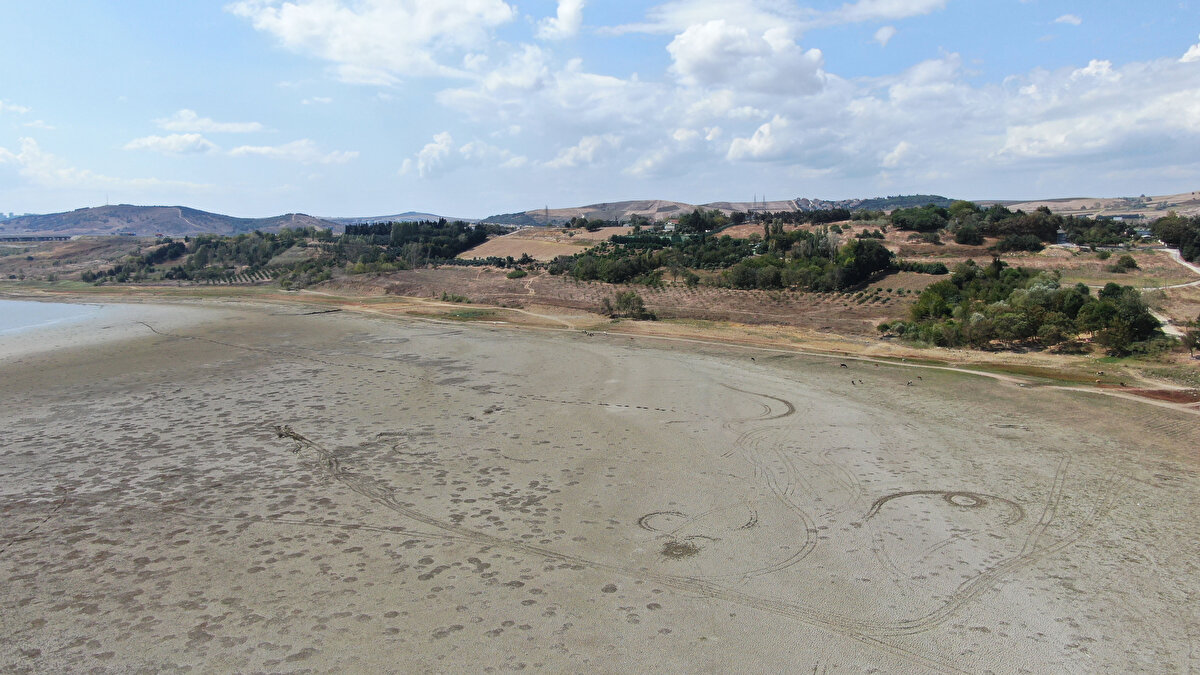 Adeta kuruma noktasına gelen Papuçdere barajında doluluk oranı 2.81, Kazandere barajında yüzde 4.8, Büyükçekmece barajında yüzde 4.83, Sazlıdere barajında ise 9.88 ölçüldü.