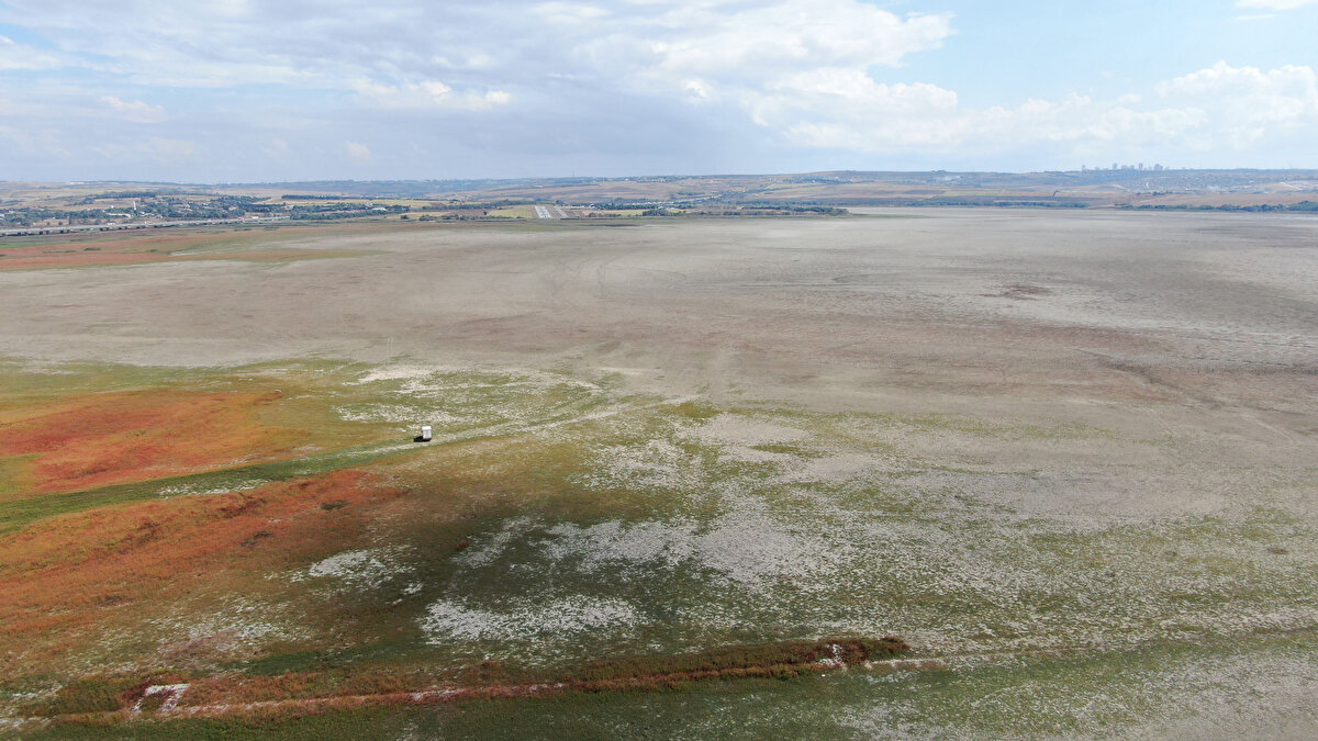 BARAJ GÖLÜNDE KORKUTAN GÖRÜNTÜLER<br><br>İstanbul'un susuzluktan en çok etkilenen barajlarından biride Büyükçekmece Baraj Gölü oldu. Bugün itibariyle doluluk oranı yüzde 4.83 olarak ölçüldü.