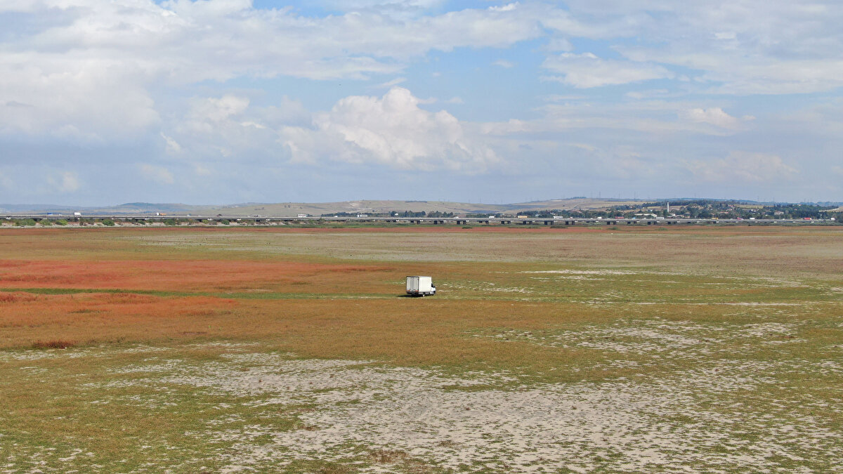 Sertleşen toprakta artık kamyonetlerle bile gitmek mümkün. Büyükçekmece Baraj Gölü havzasını besleyen derelerde de durum farklı değil. Tamamen kuruyan bu dereler üzerine kurulan köprülerin altında artık su kalmadı.