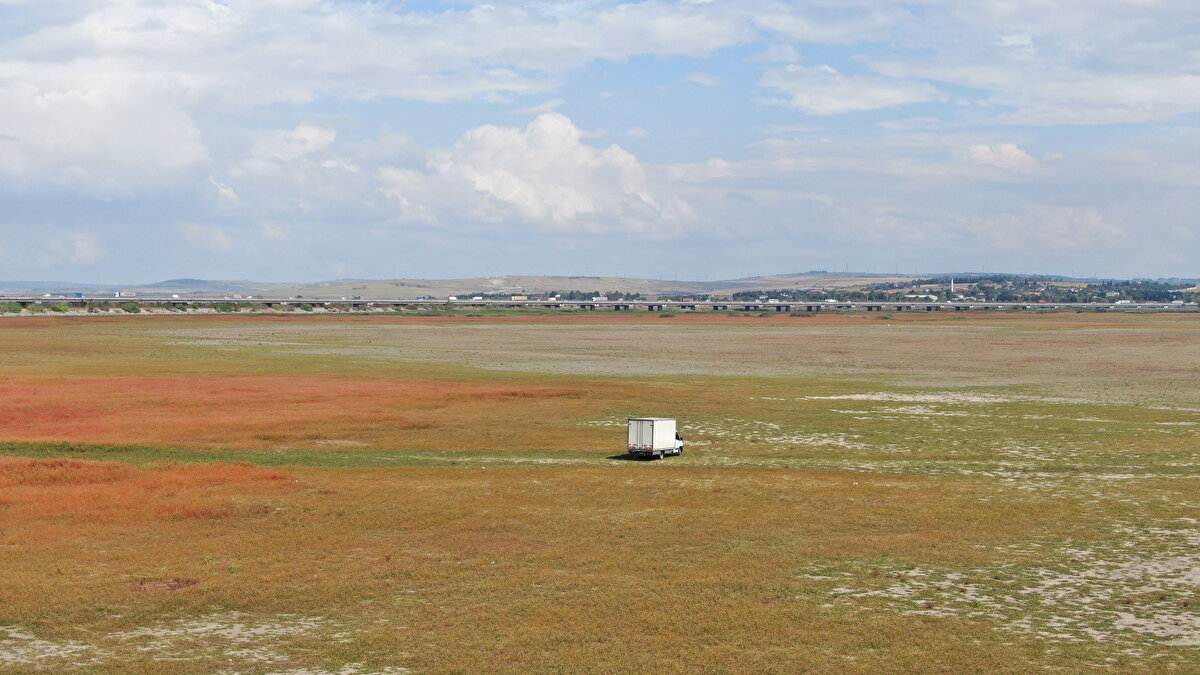 Baraj havzasındaki görüntüler ise bilim-kurgu filmlerindeki görüntüleri aratmıyor. Daha metrelerce derinlikte suyla dolu alanlar bugün çöle dönmüş durumda.