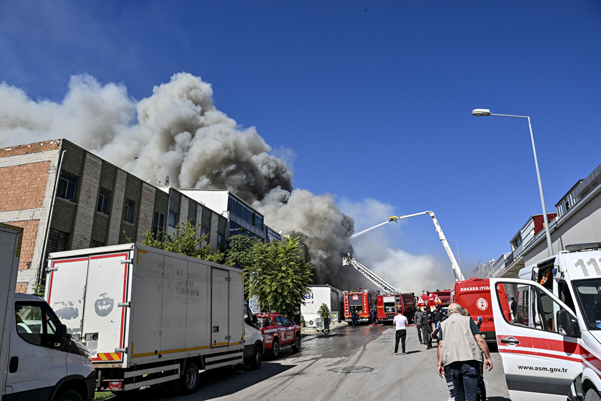 Dumandan 4 kişi etkilenirken, görgü tanıkları binada bir kişinin olduğunu belirtiyor.<br><br>