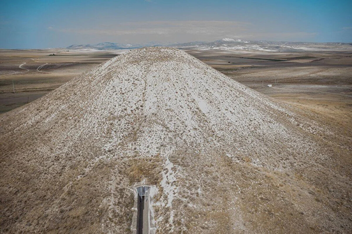Frigler’in siyasi ve kültürel başkenti olarak bilinen Gordion Arkeolojik Alanı'nı oluşturan en önemli unsur Gordion Sitadel Höyüğü, Erken Dönem Frig kalesi surları ve anıtsal yapıları dönemin Anadolu'daki eşsiz örneğini teşkil ediyor.<br><br>