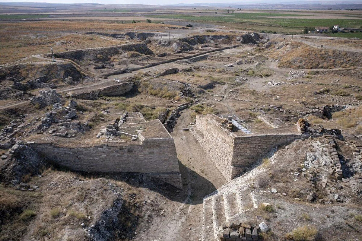 Yaklaşık M.Ö. 2500 yıllarında (Erken Bronz Çağı) Gordion'da başlayan yerleşim şu anda antik kentin bitişiğinde yer alan Yassıhöyük Mahallesi'nde halen devam ediyor.<br><br>4 bin 500 yıllık uzun bir zaman dilimi süresince Gordion ve çevresindeki yerleşim çok az kesintiye uğrarken, bu durum 4 bin 500 yıllık yerleşim tarihiyle Gordion'u dünyanın en uzun süre yerleşimin görüldüğü nadir alanlarından biri yapıyor.<br><br>
