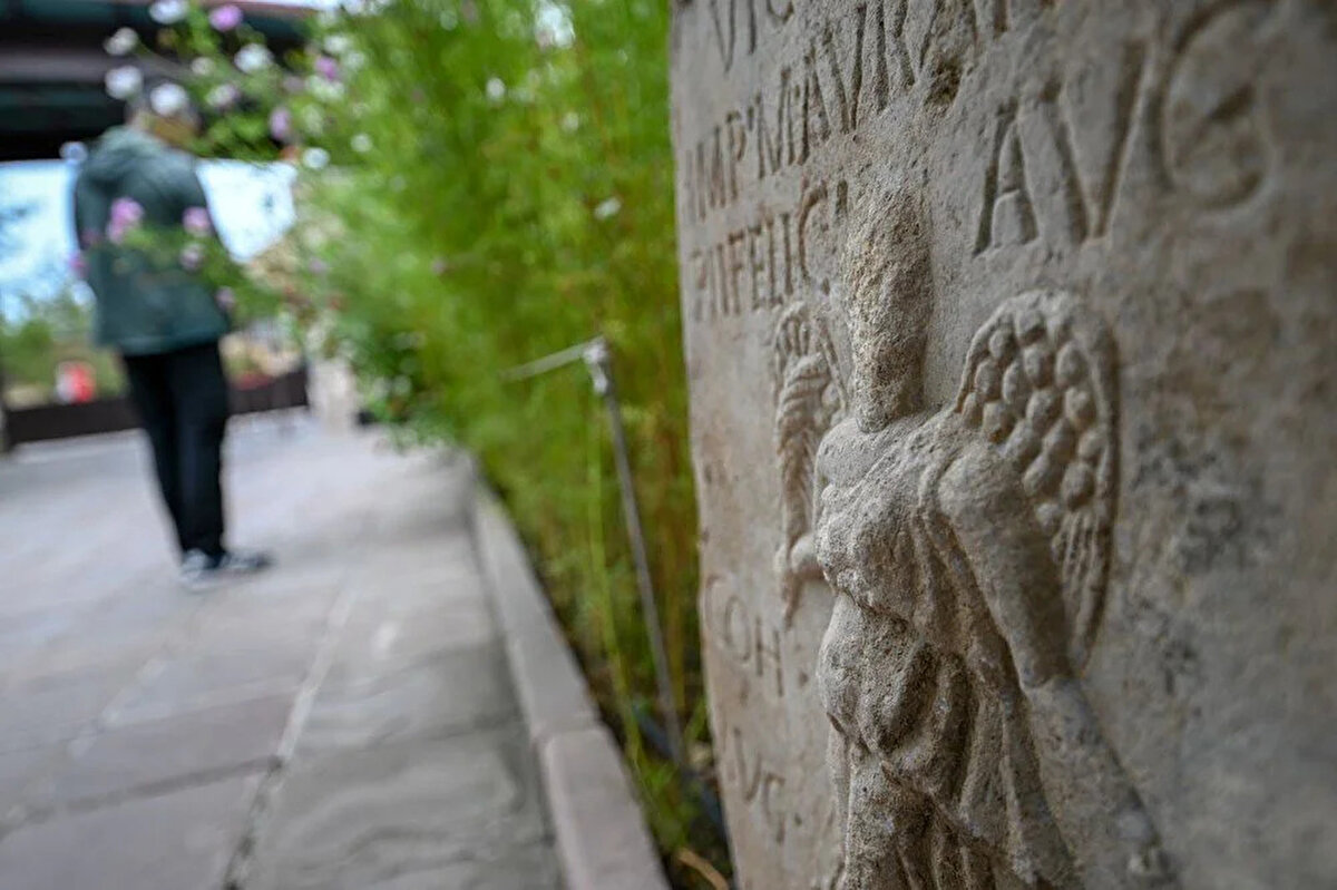 Anadolu'nun Ortaçağ Dönemi Ahşap Direkli ve Kirişli Camileri'nin yaklaşık 700 yıl önce inşa edildiğini aktaran Aybet, bu eserlerin yüzlerce yıllık tarih, kültür ve ruhaniliği yansıttığını ve Orta Çağ Anadolusu'nu tanımlayan sanatçılığı, yenilikçiliği ve kültürel farklılığı gösterdiğini ifade etti.<br><br>