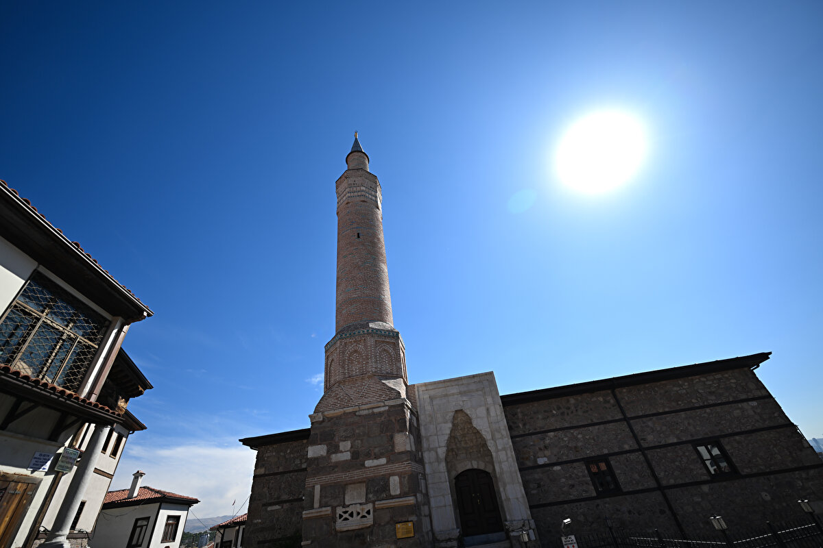 Anadolu'daki ahşap destekli cami tipolojisinin erken örneklerini sunan bu yapılar, Türk mimarlık tarihinde önemli bir döneme tanıklık etmelerinin yanı sıra, Orta Çağ'dan günümüze kalan iyi korunmuş ahşap destekli camiler olmaları nedeniyle genel olarak İslam mimarlık tarihi açısından da önem sahip.<br><br>