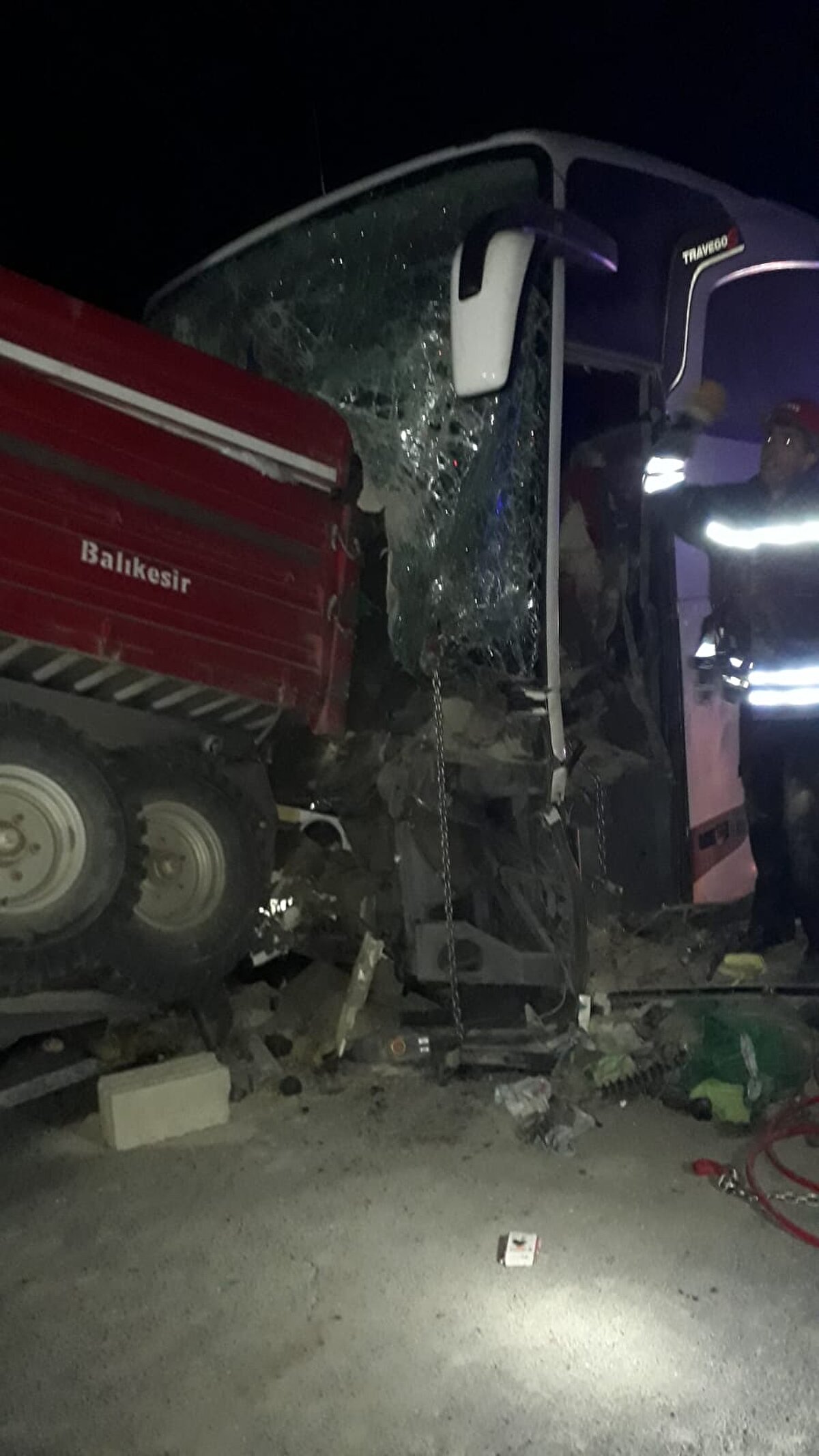 İhbar üzerine bölgeye sağlık, itfaiye, AFAD ve jandarma ekipleri sevk edildi. Can pazarının yaşandığı kazada sıkışan bazı yolcuları AFAD ve itfaiye ekipleri çıkardı.<br><br>