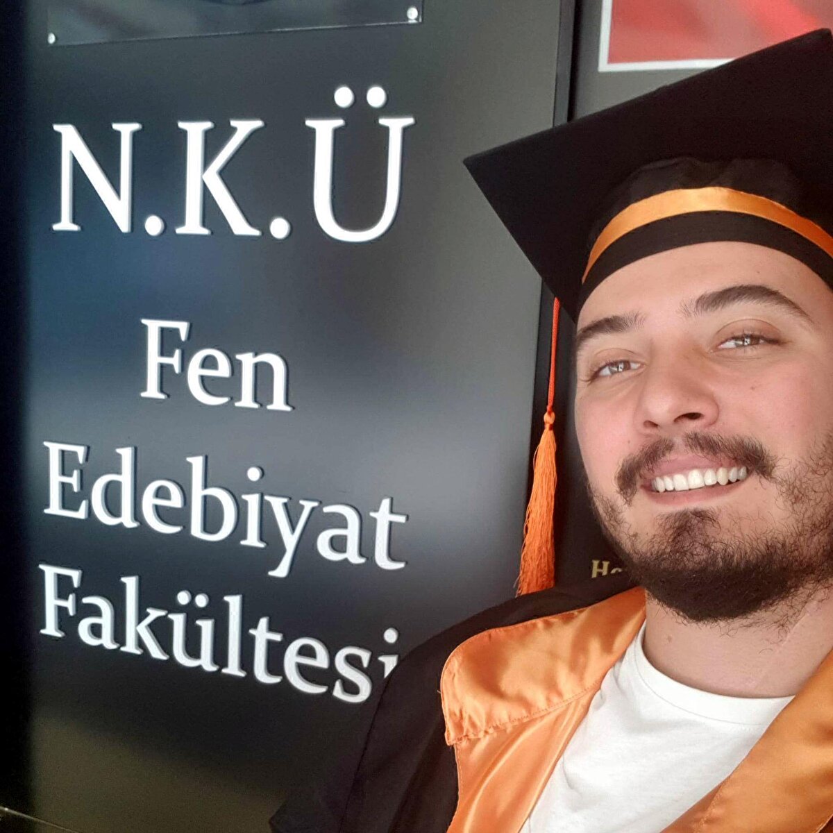 BIRAKMAK ZORUNDA KALDIĞI OKULA ÖĞRETMEN OLDU<br><br>Aykut Garip, yaşadığı zorlu süreçlerin ardından eğitimin sürdürüp geçirdiği kaza nedeniyle bırakmak zorunda kaldığı Tekirdağ Fatih Anadolu Lisesi'ne edebiyat öğretmeni olarak atandı. Bu eğitim-öğretim yılının başında görevine başlayan Garip, büyük mutluluk yaşadığını söyledi.