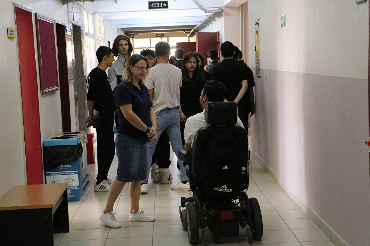 Hayat pes etmeden, güzellikleriyle devam ediyor. Ben insanlara her zaman umutlarını kaybetmemeleri gerektiğini, çalışarak, çabalayarak her şeyin kazanabileceğini, hem kendi hayatımda hem de şuandaki öğrencilerime göstermek istiyorum" diye konuştu.