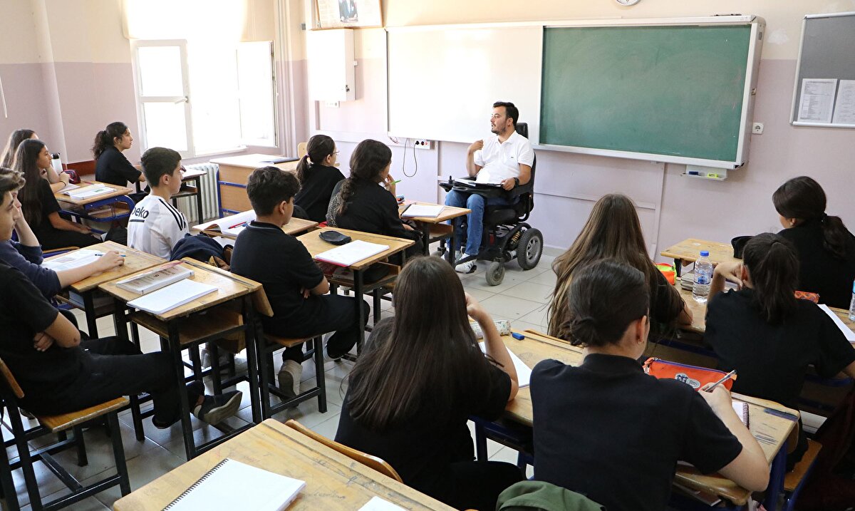 Lisede okurken kendisine ders veren öğretmenleri ile aynı okulda meslektaş olduklarını söyleyen Garip, "Bir zamanlar bu sıralarda öğrenci olup ta şu an karşılarına öğretmen olarak çıkmak çok güzel bir duygu. Aynı zamanda Fatih Anadolu Lisesi'nde benim 9'uncu sınıfta derslerime giren hocalarım da var. Ebru Hocam, Mehtap Hocam, İbrahim Hocam, hepsi benim 9'uncu sınıfta ki hocalarım. Şu anda onlarla aynı okulda meslektaşız" dedi.<br>