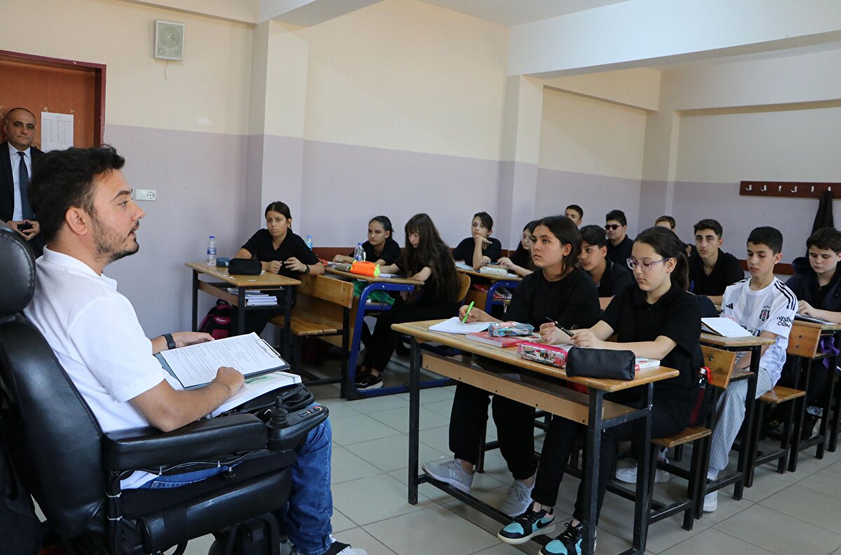 Tekerlekli sandalye ile derse giren Garip, öğrencileriyle kısa sürede kaynaştı. Geçirdiği kaza sonrasında zorlu bir tedavi süreci yaşadığını anlatan Garip, büyük mücadele verip eğitimini tamamladığını ifade etti.<br>