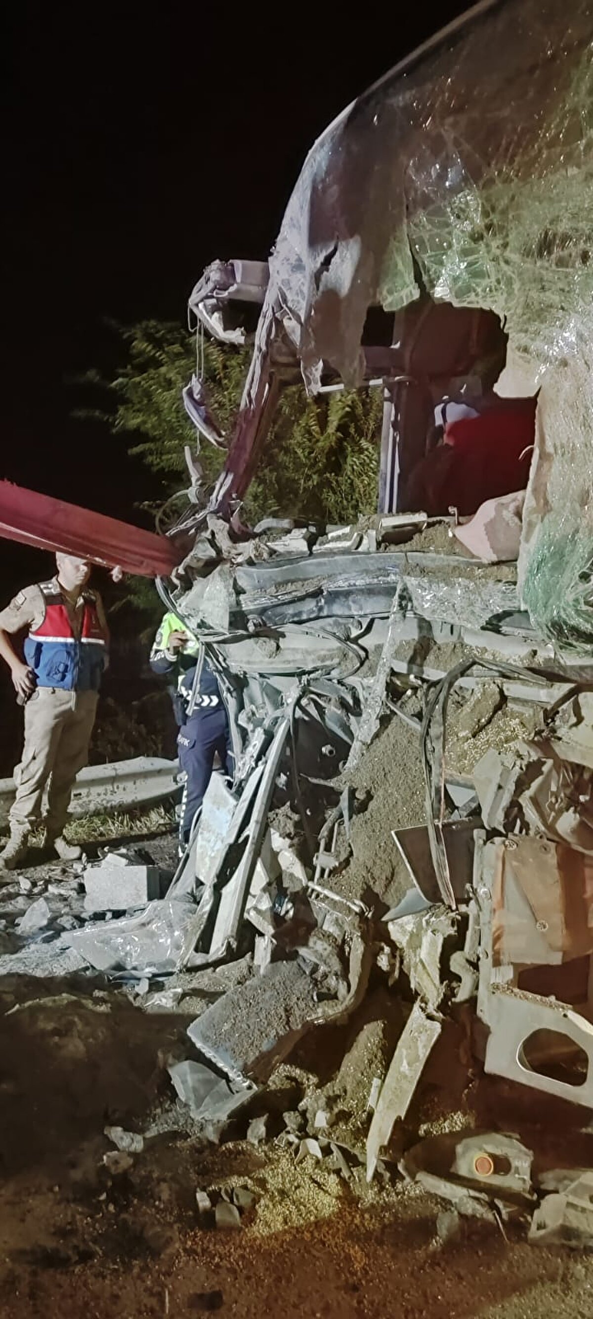 Dün akşam saat 20.00 sıralarında Iğdır-İstanbul seferini yapan Abdullah Uluç yönetimindeki yolcu otobüsü Horasan ilçesinin sanayi sitesi çıkışında aynı istikamette giden Eyüp Ulusoy'un kullandığı traktörün römorkuna arkadan çarptı.