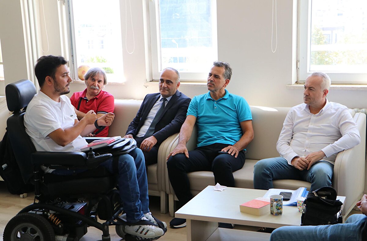 'ÇALIŞARAK HER ŞEYİN KAZANILABİLECEĞİNİ GÖSTERMEK İSTİYORUM'<br><br>Her türlü engeli çalışarak ve çabalayarak aştığını öğrencilerine göstermek istediğini belirten Garip, "İnsanların hayatlarında illa ki zorluklar oluyor, illa ki pes ettikleri, 'yapamam' dedikleri, hayatta kendilerine engel gördükleri her şey olabiliyor. Fakat insanların şunları bilmesi lazım ki, hayat her zaman devam ediyor.