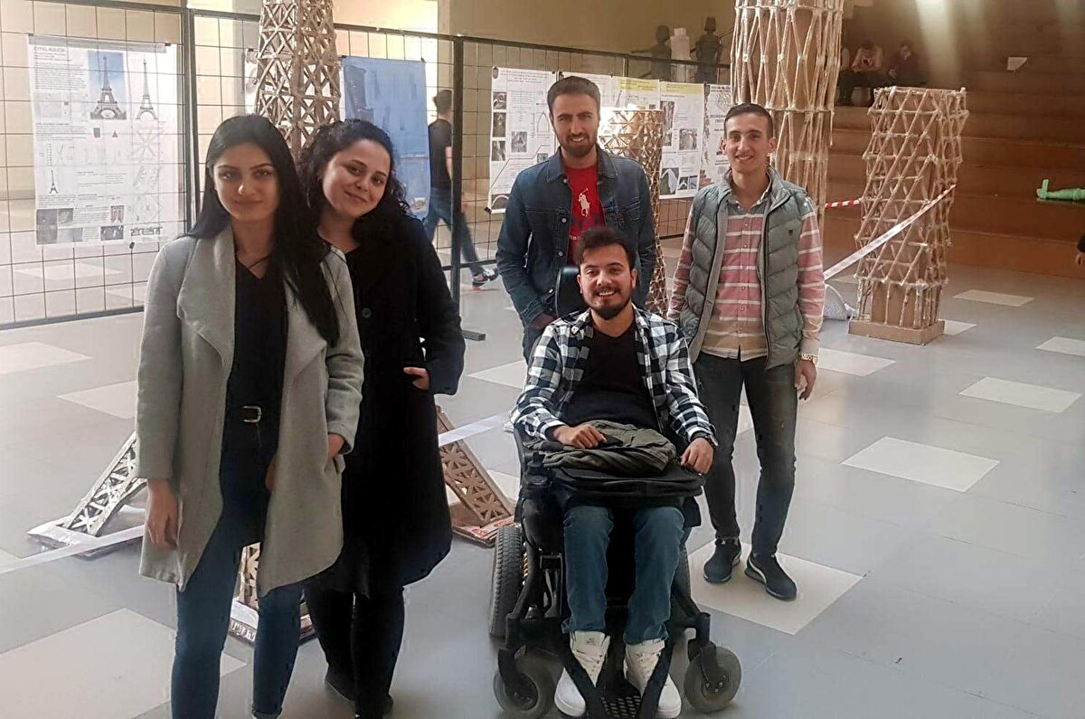 Ben insanlara her zaman umutlarını kaybetmemeleri gerektiğini, çalışarak, çabalayarak her şeyin kazanabileceğini hem kendi hayatımda hem de şu andaki öğrencilerime göstermek istiyorum" dedi.<br>Tekirdağ Fatih Anadolu Lisesi'nde 2006 yılında 10'uncu sınıfa geçen Aykut Garip, yaz tatilinde Kumbağ Mahallesi'nde tatil yaparken denizde sığ suya atlayınca dibe çakıldı.