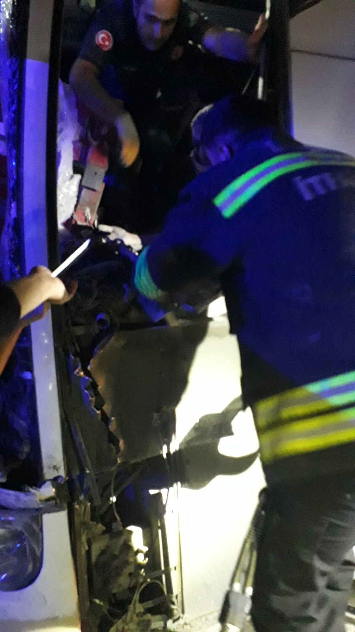 Kazada yaralanan 1'i ağır 14 kişi de Erzurum ve Horasan ilçesindeki hastanelerde tedavi altına alındı. Jandarma kazayla ilgili soruşturma başlattı.