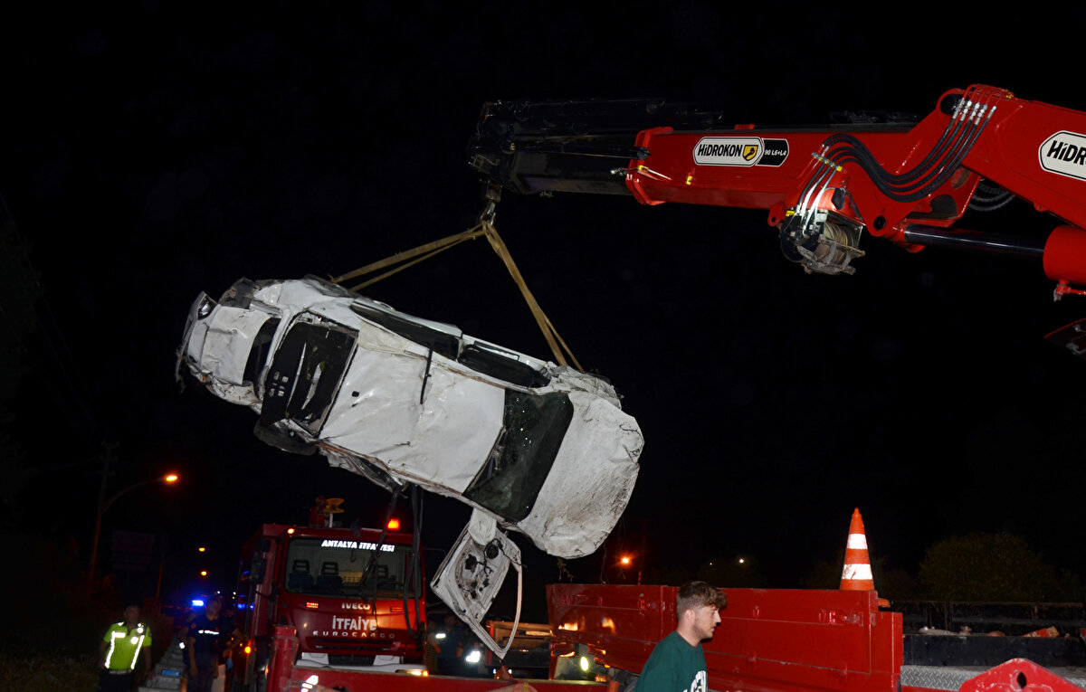Çevredekilerin haber vermesi üzerine kaza yerine itfaiye, polis ve sağlık ekipleri sevk edildi.<br><br>Sağlık ekibi, araçta sıkışan Burak Bakıcı'nın yaşamını yitirdiğini belirledi. Bakıcı'nın cenazesi itfaiye ekibince otomobilden çıkarıldı.<br><br>