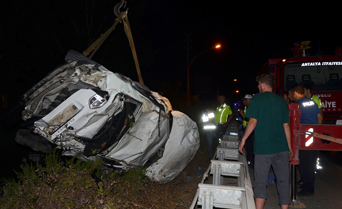 Polis ve itfaiye ekipleri araçtan fırladığı anlaşılan sürücü Yaşar Kösedal'ı bulmak için çevrede yaklaşık 3 saat arama yaptı. Aramalar sonucunda çalılıklar arasında Kösedal'ın cansız bedenine ulaşıldı.<br><br>