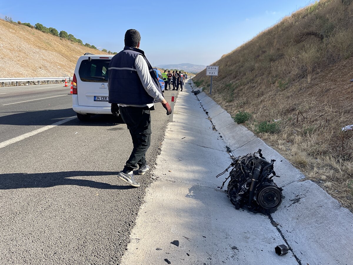 Üç aracın karıştığı kazada, 34 GZF 390 plakalı otomobildeki Jalal A. (25) ile kimliği tespit edilemeyen bir yolcu, Mustafa Ç'nin kullandığı araçta Mustafa Ç. ile Murat Sinan Ş, (49), Sibel Ç. (55), Behice Ç. (71), Ayhan K. yönetimindeki otomobilde de Egehan I. (33), yaralandı.<br><br>Sağlık ekiplerince ildeki çeşitli hastanelere kaldırılan yaralılardan Jalal A, Mustafa Ç, Murat Sinan Ş, Sibel Ç, Behice Ç. ve kimliği tespit edilemeyen kişinin durumunun ağır olduğu öğrenildi.<br><br>Bir süre tek şeritten ilerleyen trafik, araçların kaldırılmasıyla normale döndü.<br><br>Bu arada kaza yerindeki polis ve jandarma ekiplerinin incelemelerinde, 34 GZF 390 plakalı aracın otoyola giriş ve kaza yerine göre ortalama hızının 190 kilometre olduğu tespit edildi.