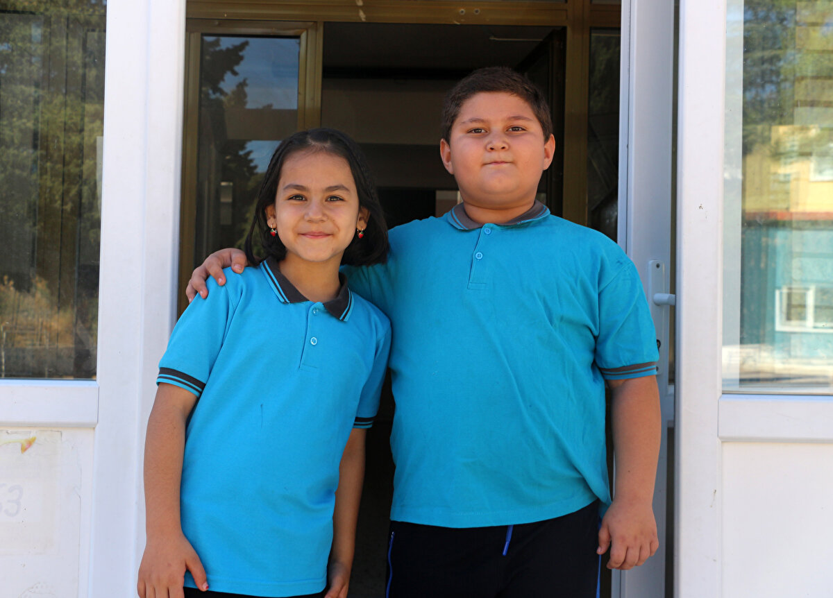 Uğur Arslantürk de "Ayşenil ile iyi anlaşıyorum. Bazen top oynuyoruz, bazen boyama yapıyoruz, bazen de zıpzıpa biniyoruz. Teneffüslerde de beraber oynuyoruz. Yeğenimi çok seviyorum" diye konuştu.