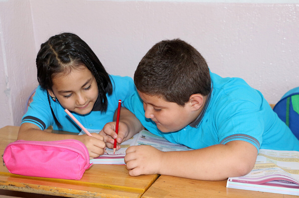 Merkeze bağlı Yakaören Köyü İlkokulu'nda 2'nci sınıf öğrencisi Ayşenil Kaya, dayısı Uğur Arslantürk ile aynı sınıfı paylaşıyor.