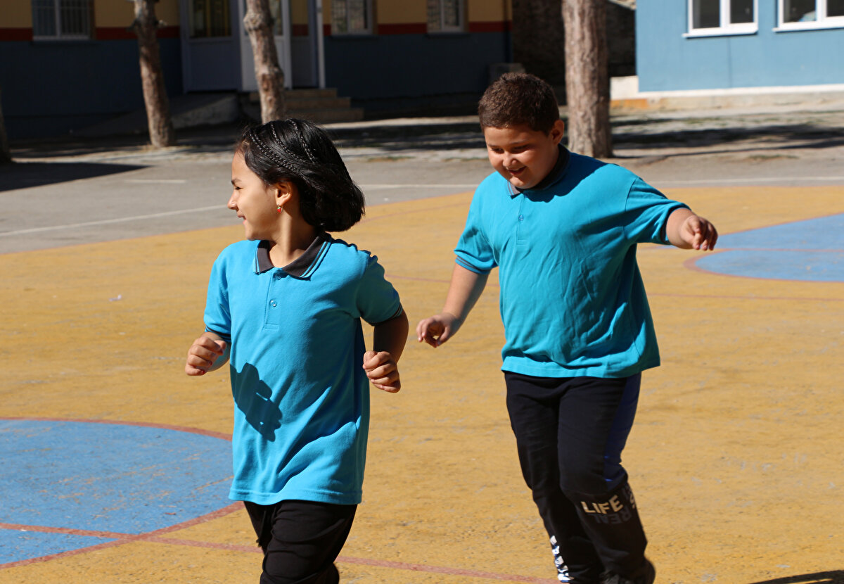 Kaya ve Arslantürk okula birlikte gelip, gidiyor. Aynı sırada oturan, teneffüslerde birlikte oynayan dayı ve yeğen tüm günlerini beraber geçiriyor.