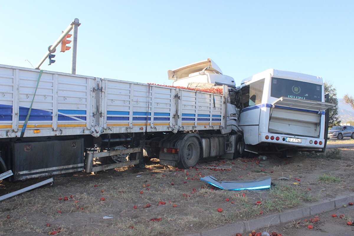 Salihli Devlet Hastanesi'ne kaldırılan ağır yaralı midibüs sürücüsü Günak'ın Turgutlu Devlet Hastanesi'ne sevk edildiği öğrenildi.<br>