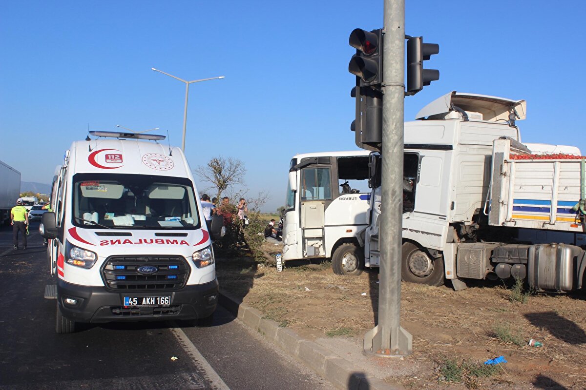 Kula'dan, Salihli istikametine giden Mehmet Mirşeyhanlı (41) yönetimindeki 38 F 3842 plakalı domates yüklü TIR ile işçileri taşıyan Ali Osman Günak'ın (61) kullandığı 45 J 7142 plakalı midibüs kavşakta çarpıştı.<br>