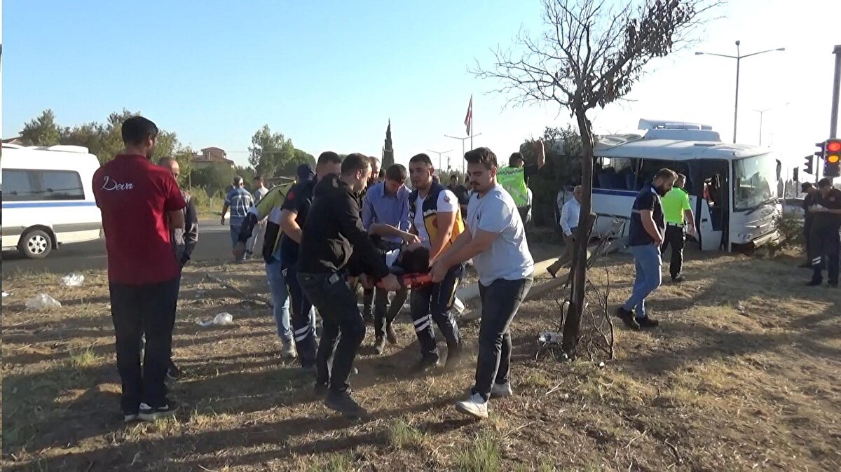 Kazada midibüs sürücüsü Ali Osman Günak ile serviste bulunan L.D. (45), T.K. (37), E.A. (35), A.T. (19), Ü.T. (24), M.O. (24), H.Y. (41), E.E. (45), M.Ş. (41), S.F. (43), A.E. (32), Ç.F. (18), A.G. (30), M.D. (34), F.A. (32), O.K. (45), Ö.T. (22), H.Ö. (36), U.Ö. (33), H.İ.Ö. (36) A.D. (28) ve S.B. (28) yaralandı. 