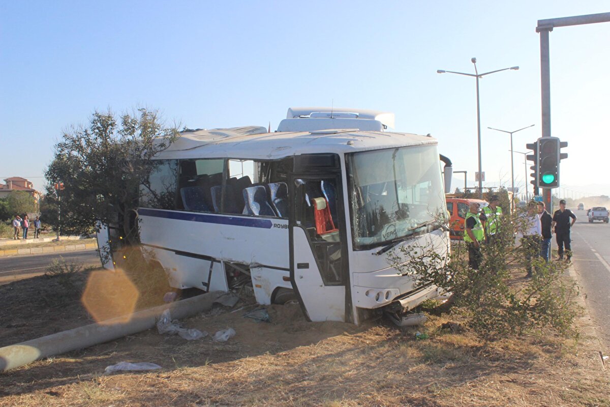 TIR sürücüsü Mehmet Mirşeyhanlı ise ifadesi alınmak üzere Salihli İlçe Jandarma Komutanlığı'na götürüldüğü bildirildi. <br>