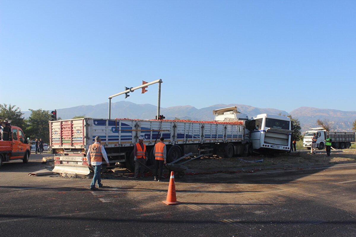 Çevredekilerin ihbarı üzerine olay yerine sağlık, jandarma ve itfaiye ekipleri sevk edildi. 