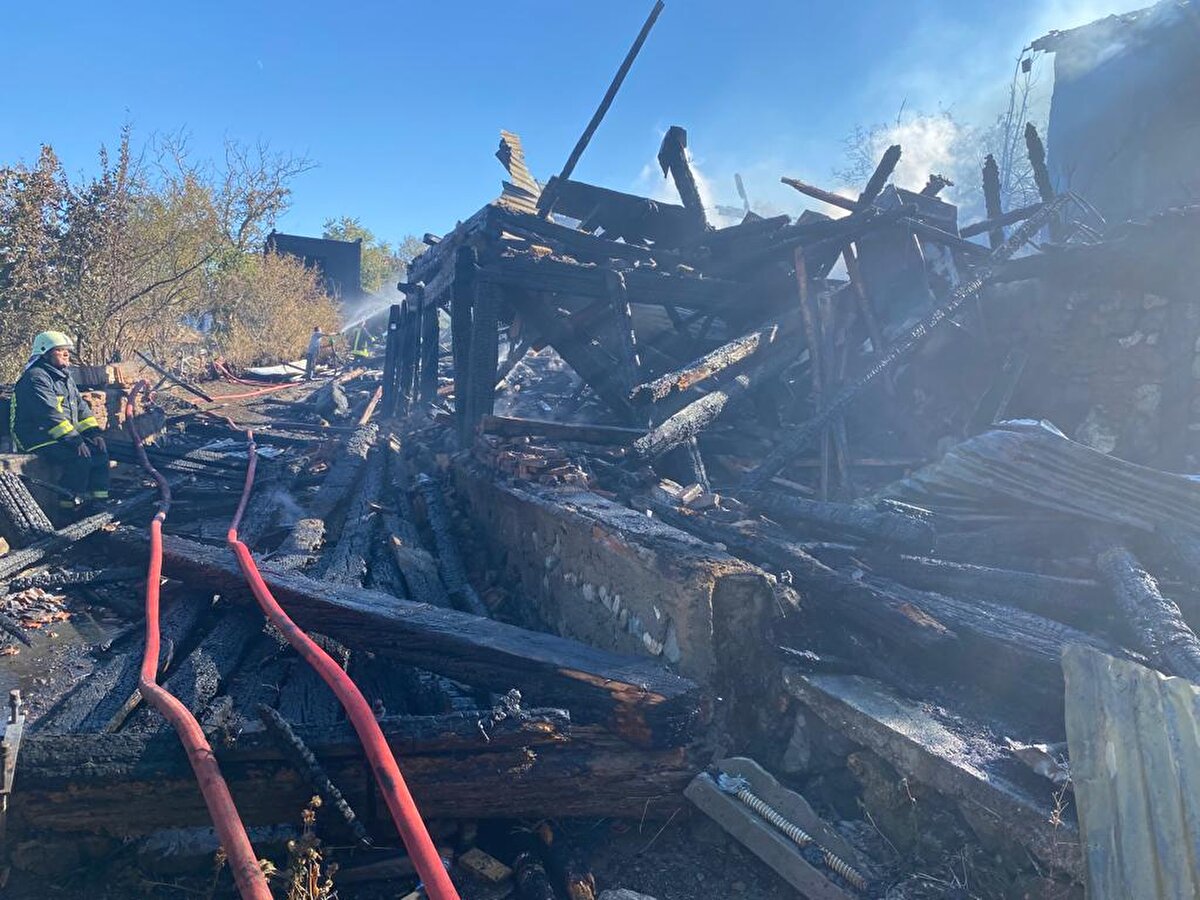 Yangına Orman Bölge Müdürlüğüne ait helikopterle de havadan müdahale edildi.<br><br>