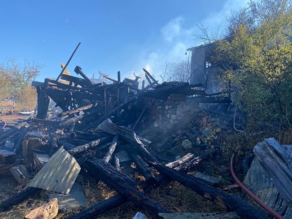 Söndürülen yangında 3 ev ve 1 ahır kullanılamaz hale geldi, 1 evde hafif hasar oluştu.