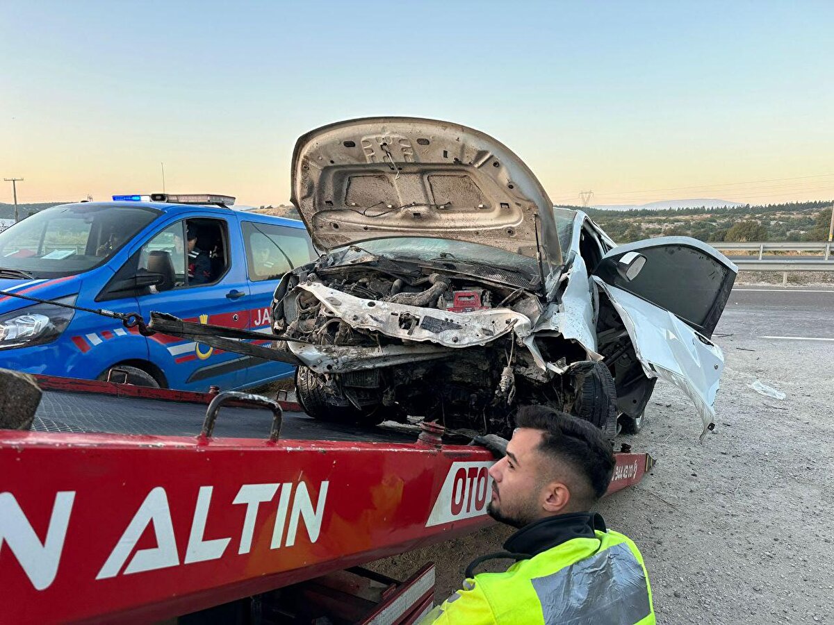 Yaralılar, ilk müdahalelerinin ardından ambulansla hastaneye kaldırılarak tedaviye alındı.<br>