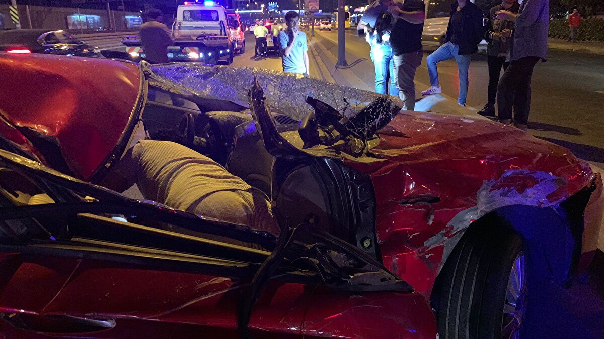  Kaza nedeniyle uzun araç kuyrukları oluştu. Kazaya karışan araç ve kamyonet çekici yardımıyla yoldan kaldırıldı. Yolun temizlenmesinin ardından polis ekipleri kapattığı şeritleri tekrar trafiğe açtı. <br>Polis ekipleri kaza ile ilgili inceleme başlattı.